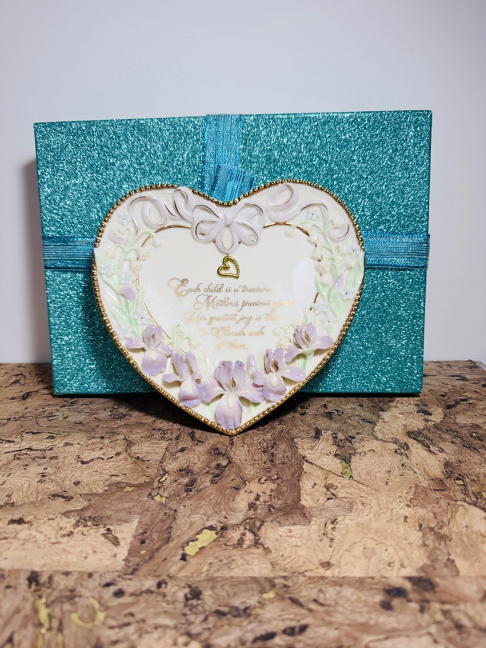 Mother’s Treasure Heart-Shaped Floral Wall Plate or Trinket with Gift Box 🎁 - Picture 2 of 5